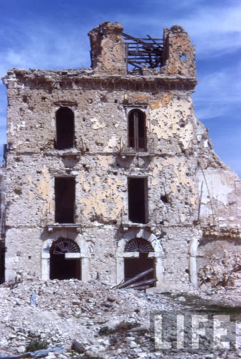 Ruinas de la ciudad pre-romana de Cassino. En la parte superior de la imagen se puede observar las ruinas de la abadía después de la batalla