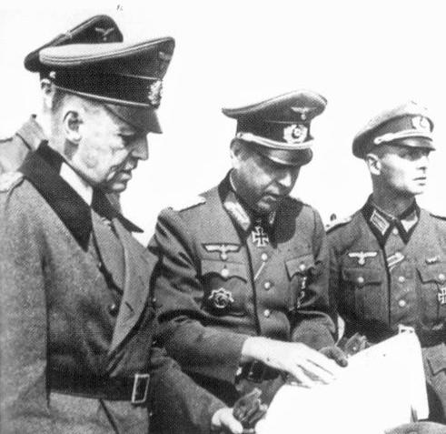 El Mariscal Gerd Von Rundstendt primero de la izquierda, supervisando la muralla Atlántica