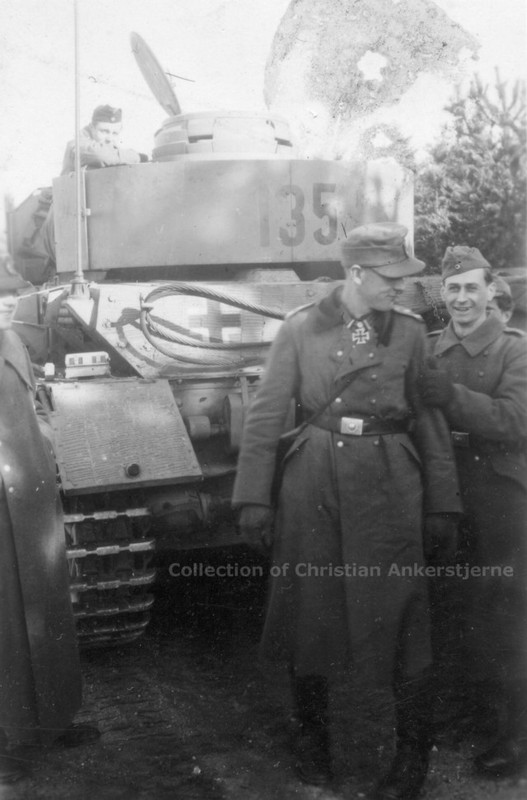 Soldados junto a un Pz Kpfw IV Ausf. H en Jutlandia, Dinamarca