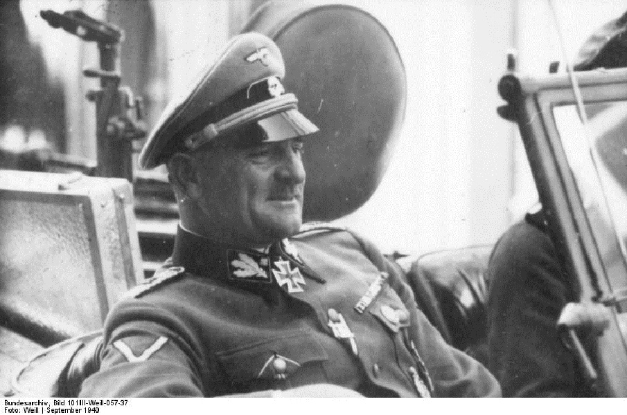 Joseph Dietrich en el coche oficial de la Leibstandarte en septiembre de 1940