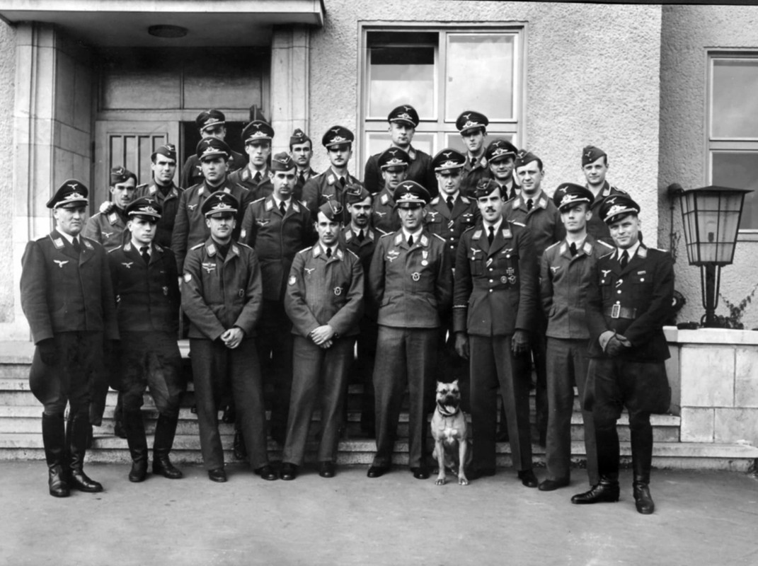 Miembros de la 1ª Escuadrilla Expedicionaria. El primero por la derecha es Otto Weiss Comandante Jefe del II grupo de asalto