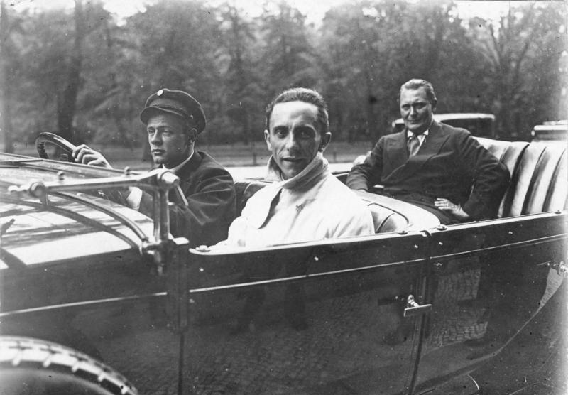 Goebbels, en primer plano, y Hermann Göring en Berlín, 1930