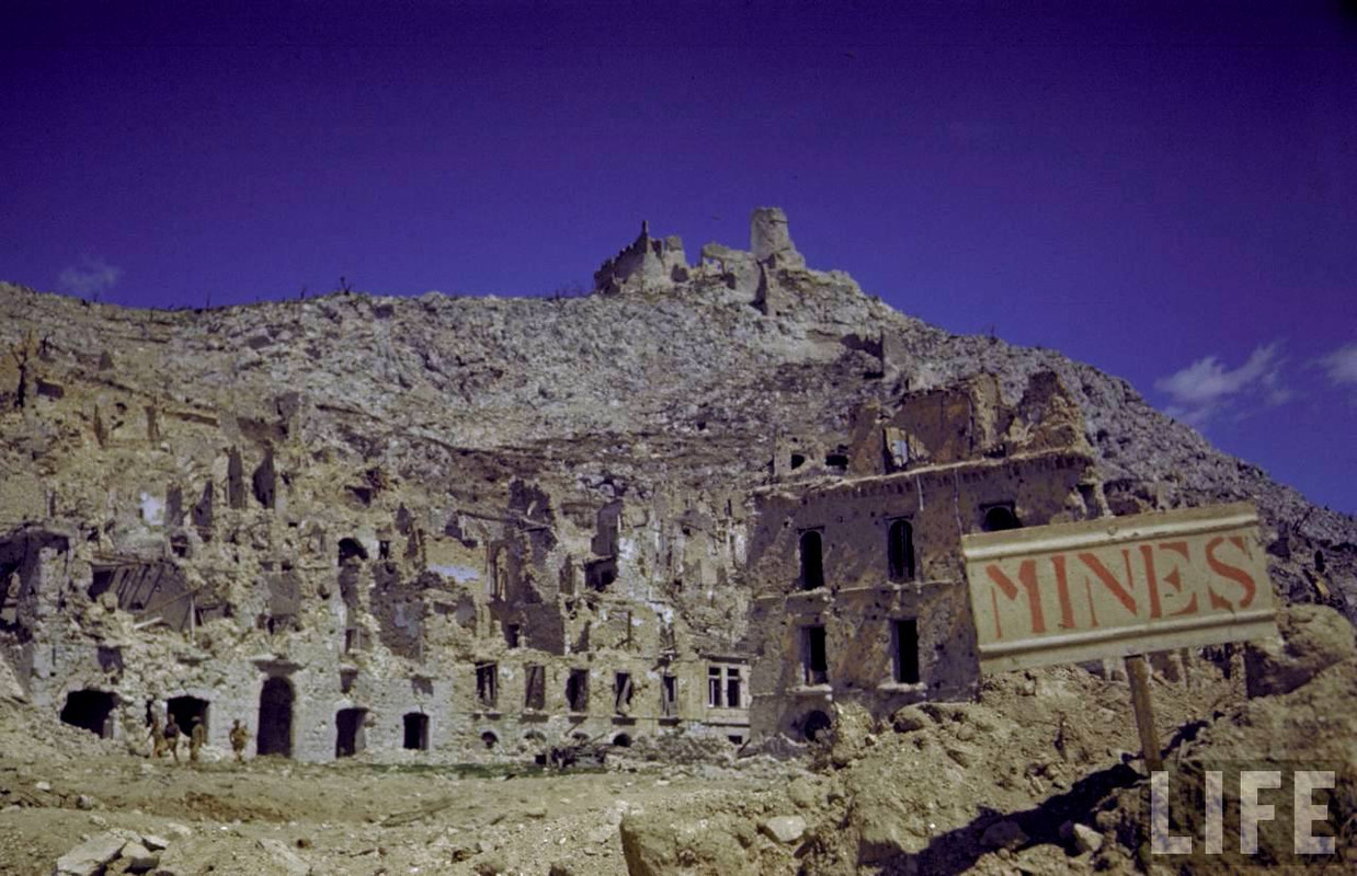 El letrero marca un campo minado en medio de las ruinas de la ciudad de Cassino