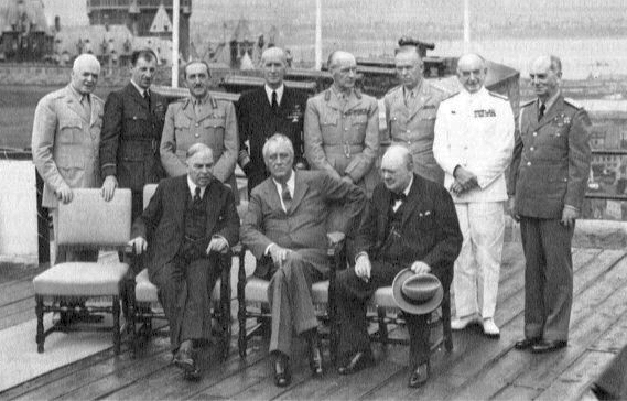 Sir Dudley Pound, de blanco, tras Winston Churchill en la Conferencia de Quebec, agosto de 1943