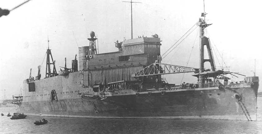 Shinsu Maru. Fue el primer buque construido específicamente para operaciones de desembarco. Botado en 1935, podía llevar 20 lanchas de desembarco que se destacaban desde compuertas en popa. 9.000 toneladas. 150 x 22 m. Dos turbinas sobre dos ejes. 19 nudos. 8 x 76 mm AA. Además de las lanchas, 20 aviones