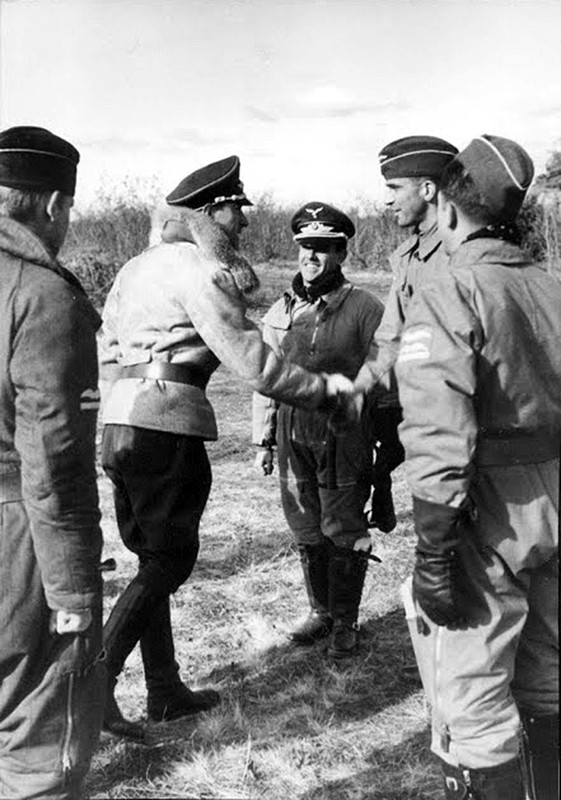 El Oberstleutnant Werner Molders, a quien vemos junto al Comandante Muñoz