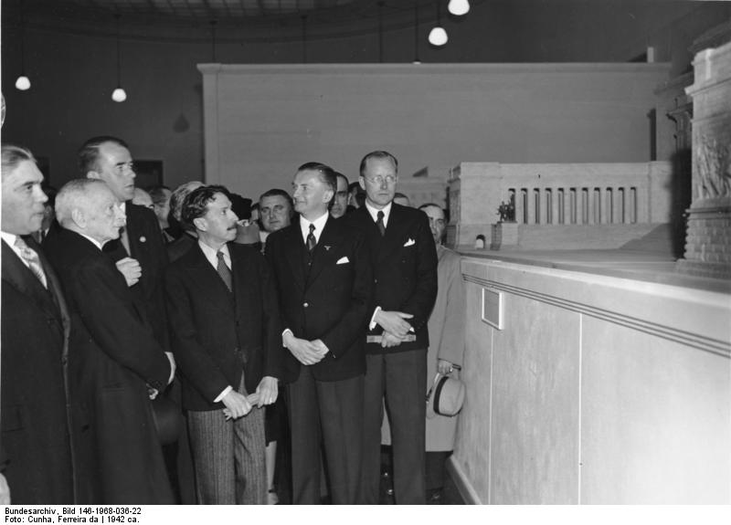 Wolters, derecha, en una exposición en Lisboa en 1942 con Speer y el Presidente de Portugal