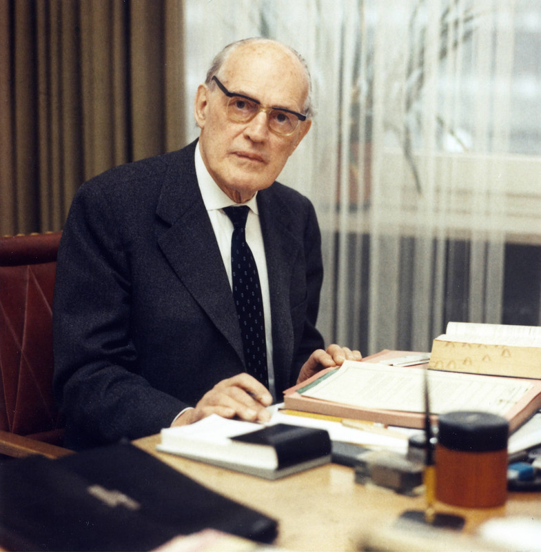 Willy Messerschmitt en su despacho en 1970