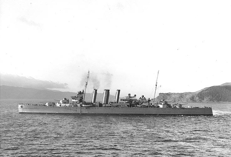 El HMAS Canberra, partiendo de Wellington en Nueva Zelanda, el 22 de julio de 1942, rumbo a Guadalcanal