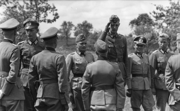 Walter Hörnlein y Hermann Hoth saludando a Oficiales de la División Großdeutschland en Junio de 1943
