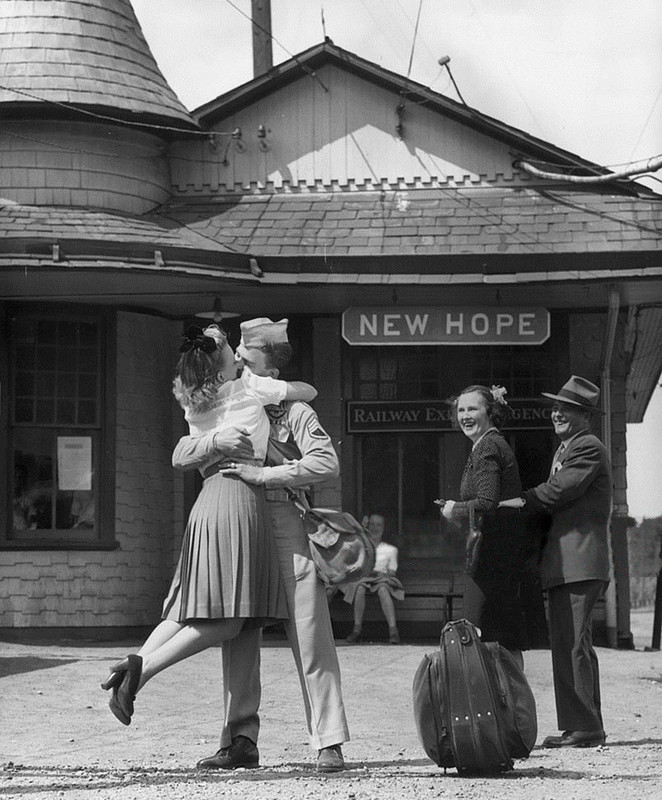 Besando a un soldado en la estación de tren de Connecticut, 1945. Instantánea de Harold M. Lambert