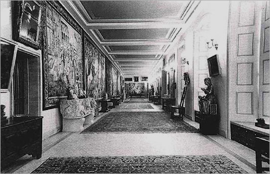 Una de las muchas salas en Carinhall llena de valor incalculable tapices, pinturas, y esculturas