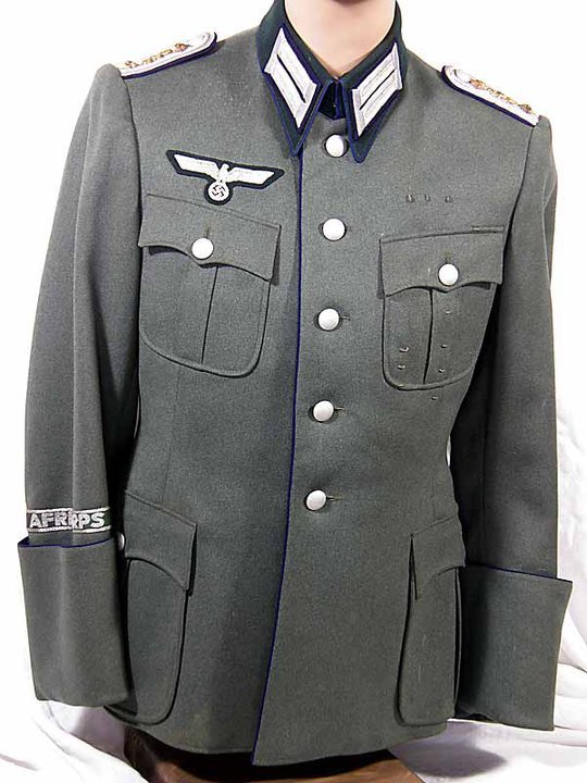 Guerrera de verano del capitán médico del Afrika Korps. Puede distinguirse el color azul de las hombreras, bocamanga, ribete de los botones y los parches del cuello