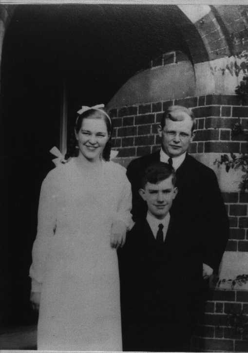 Dietrich Bonhoeffer con la confirmación de los candidatos Ingrid y Juan Kruesemann. 1934