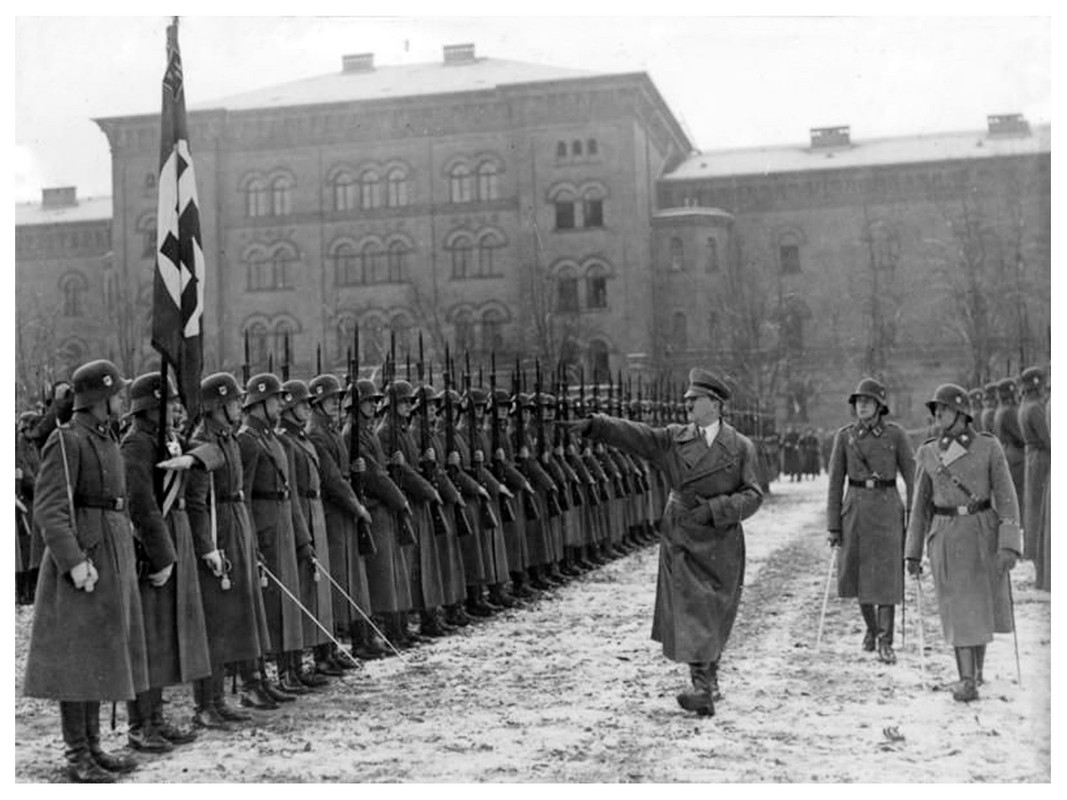 Hitler y Dietrich pasando revista a la Leibstandarte en diciembre de 1935