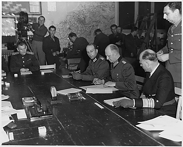 Friedeburg, derecha, presenciando el documento de rendición al ser firmado en Reims, Francia 7 de mayo 1945
