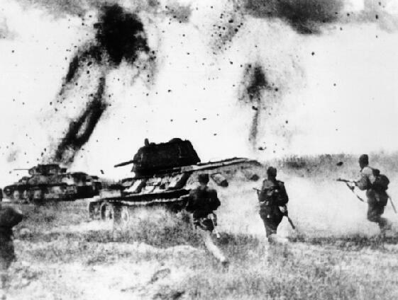 Tropas soviéticas cargando en la batalla de Kursk