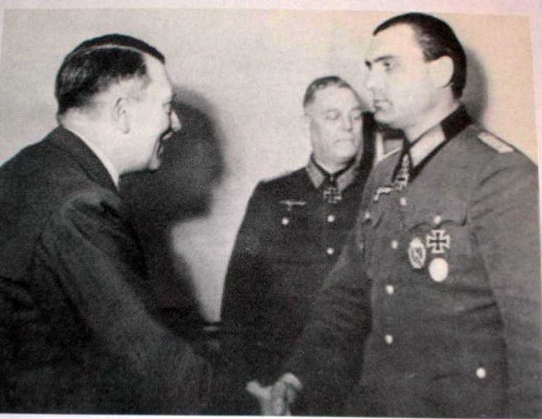 Adolf Hitler y el Teniente General Theodor Tolsdorff en la ceremonia de entrega de sus Brillantes de Cruz de Hierro