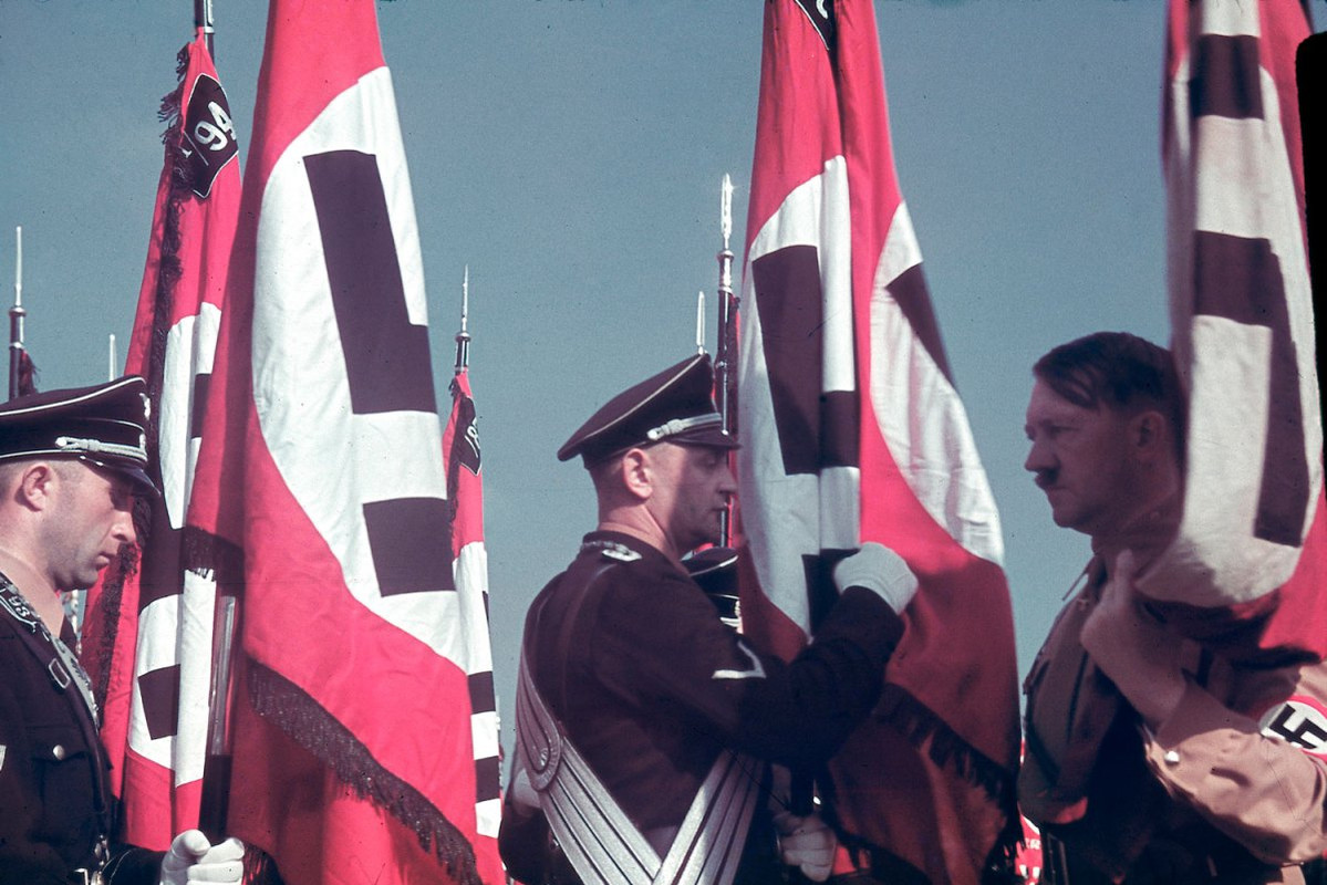 Adolf Hitler en la toma de posesión de los abanderados de las SS en el Congreso del Partido del Reich, en Núremberg