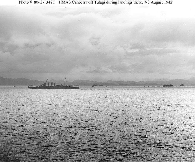 El HMAS Canberra, protegiendo los desembarcos en Tulagi el 7-8 de agosto de 1942