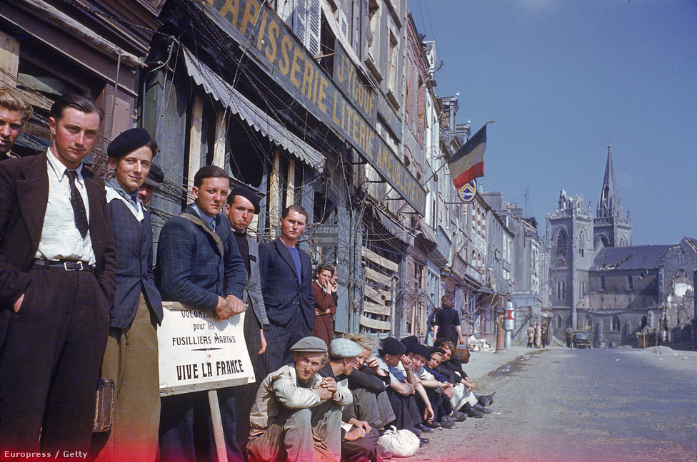 La población de le Haye du Puits se prepara para recibir a las tropas libertadoras, agosto 1944
