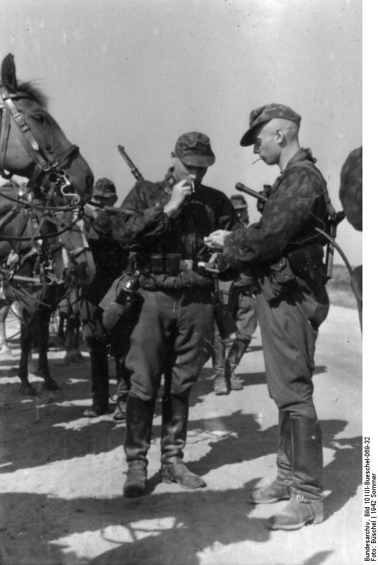 Jinete de la 8ª División de Caballería SS durante un alto en la marcha. Rusia, junio de 1942