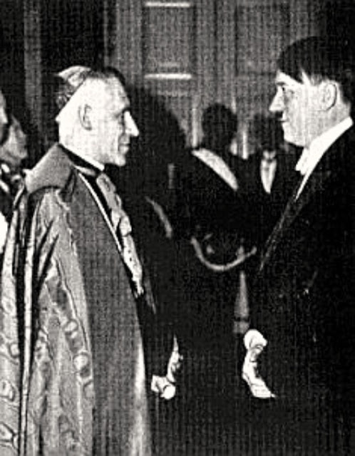 El 20 de Abril de 1939, el Arzobispo Cesare Orsenigo, nuncio Papal en Berlín, celebra el cumpleaños de Hitler