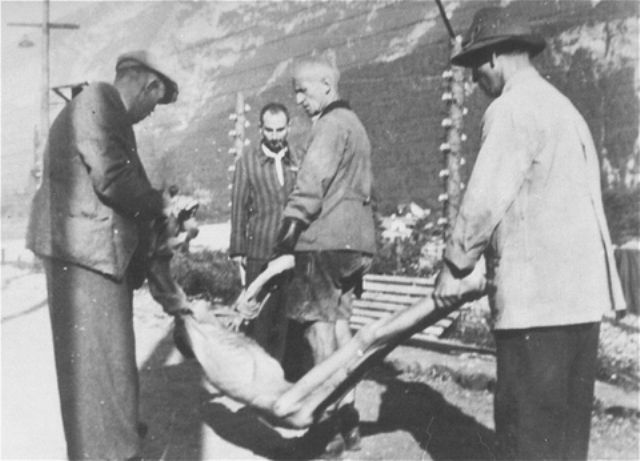 Civiles austriacos obligados a enterrar a las víctimas