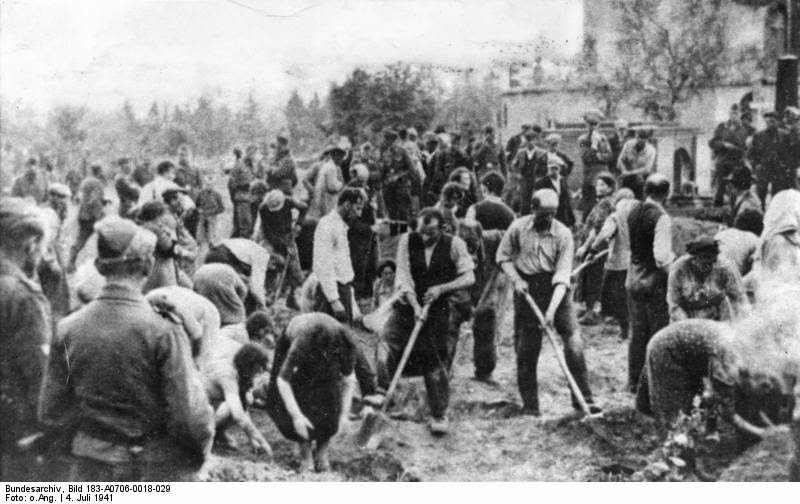 Judíos preparando sus propias fosas de ejecución el 4 de julio de 1941 en Storow, Ucrania