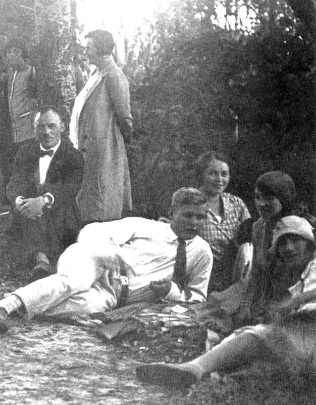 Dietrich Bonhoeffer, en el círculo de la comunidad alemana en Barcelona, 1928 Dietrich Bonhoeffer, en el círculo de la comunidad alemana en Barcelona, 1928