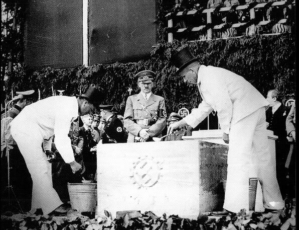 Adolf Hitler colocó la primera piedra de la Fabrica de Volkswagen el 26 de mayo 1938. Inventario Nr. Bildarchiv