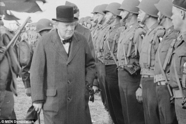 Churchill pasando revista a tropas norteamericanas