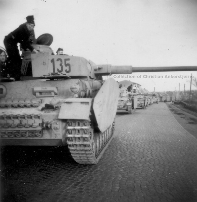 Una columna de tanques en Viborg, Dinamarca. De delante a atrás, dos Pz Kpfw IV Ausf. H, un Pz Kpfw IV Ausf. G o H y tres Pz Kpfw III Ausf. N. El nombre del primer vehículo es Moritz o Maritz