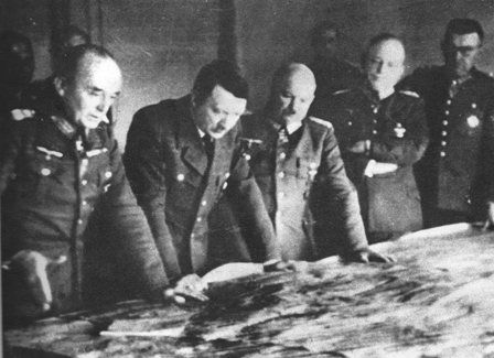 Hitler, asistido por sus jefes superiores, ultima los detalles de la invasión a Noruega