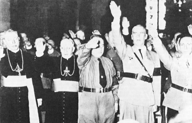 Obispos católicos haciendo el saludo Nazi