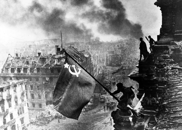 Las tropas soviéticas colocan la bandera soviética sobre el Reichstag en Berlín, mayo de 1945