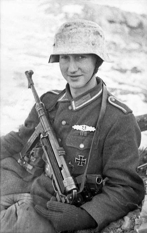 Soldado alemán con un MP 40 en el frente oriental, 1944