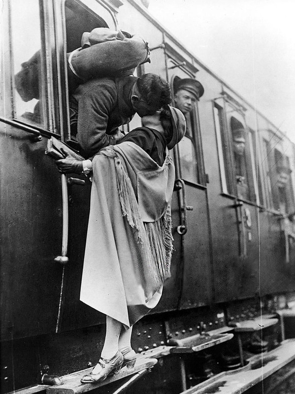 Soldado americano despidiéndose de su novia antes de irse el tren, 1922. De Ullstein Bild