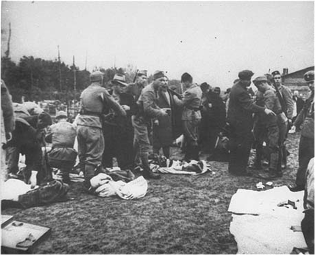 Guardias de la Ustacha desvalijando a un grupo de prisioneros a su llegada al campo de Jasenovac