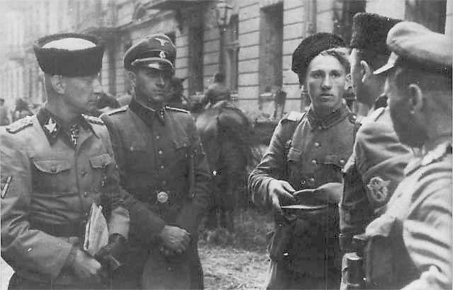 La Brigada Kaminski con vestimentas típicas rusas en Varsovia