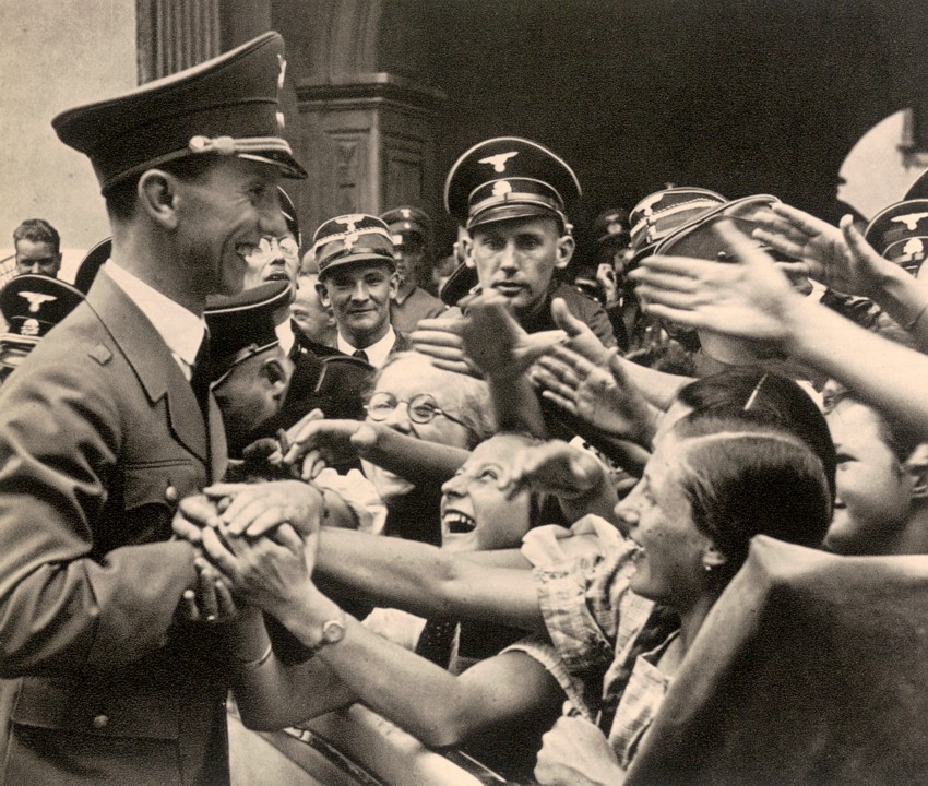 Admiradoras saludan a un Goebbels protegido por las SS