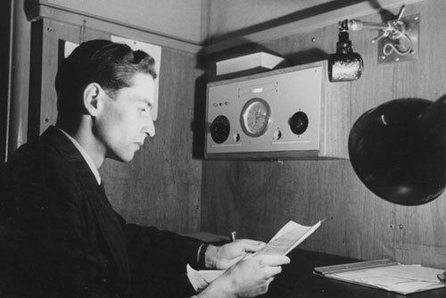 Ginebra, 1945. Radio Inter-Croix-Rouge difunde los nombres de los prisioneros liberados