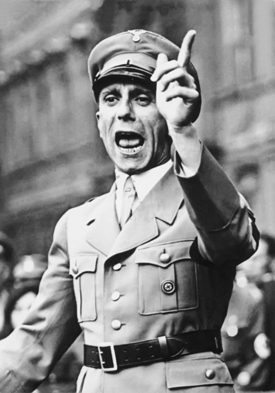 Joseph Goebbels dando un discurso con el uniforme característico del Partido Nazi