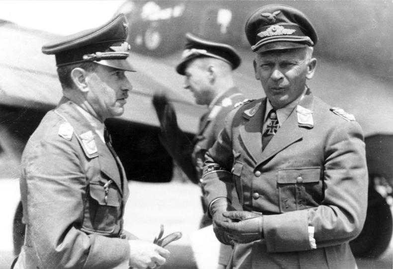 General der Flieger Alexander Löhr, izquierda, y General der Flieger Freiherr Wolfram von Richthofen, derecha, conversando junto a un avión. Unión Soviética, febrero de 1942