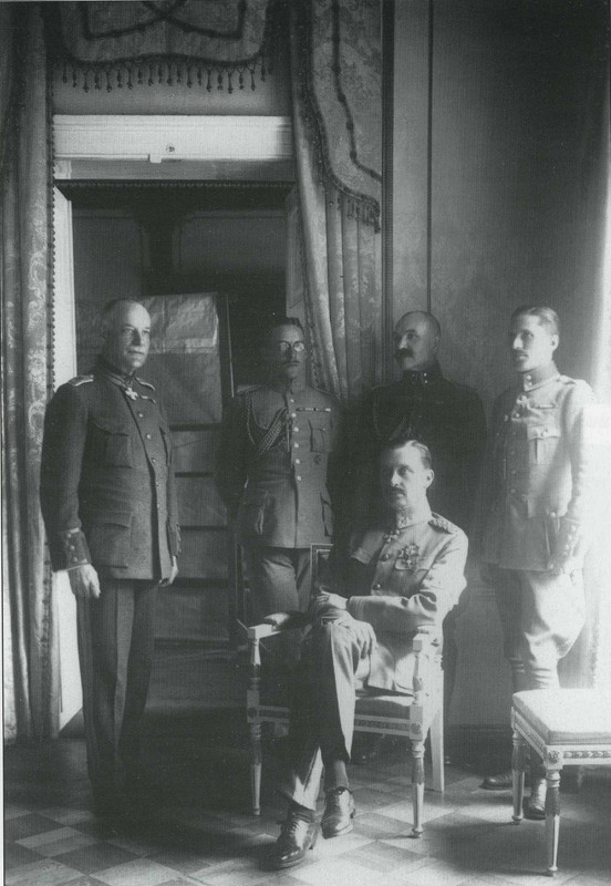 Mannerheim como regente, sentados, con sus ayudantes, izquierda, el teniente coronel Lilio, El capitán Kekoni, el teniente Gallen-Kallela y Alférez Rosenbröijer