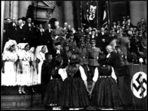 Mujeres con vestidos tradicionales en la investidura de Ludwig Muller como Obispo de la Iglesia del Reich
