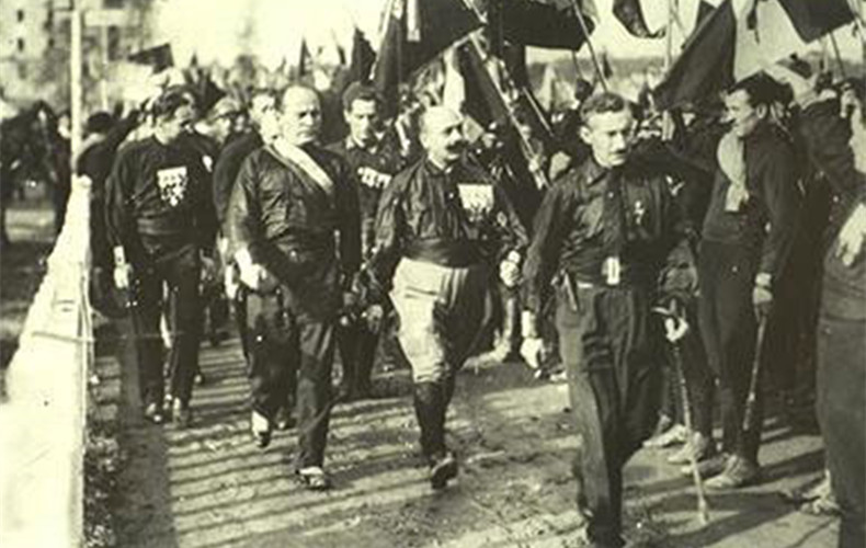 Camisas negras en Bolonia, con Mussolini al frente, en la Marcha sobre Roma