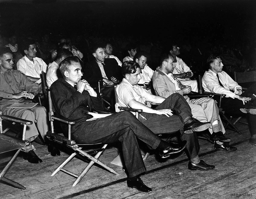 Un grupo de físicos asistiendo a una conferencia en el Los Álamos durante la guerra. Oppenheimer está en la fila segunda a la izquierda Un grupo de físicos asistiendo a una conferencia en el Los Álamos durante la guerra. Oppenheimer está en la fila segunda a la izquierda