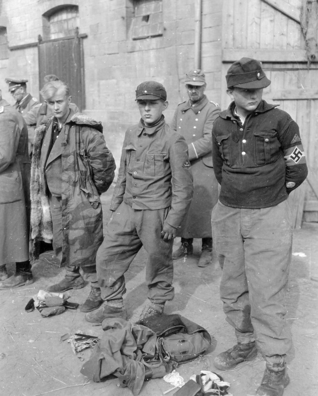 Soldados del Hitler-Jugend-Kompanie hechos prisioneros, 1945