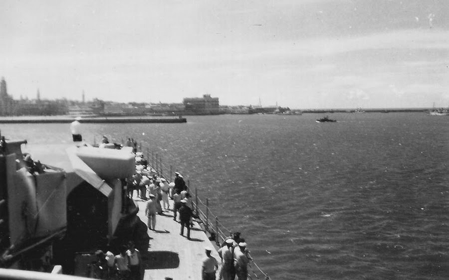 Fotografía de la entrada del Graf Spee al Puerto de Montevideo el 14 de diciembre